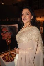 Hema Malini at Sudip Roy_s art exhibition in Jehangir on 14th Nov 2011 (61).JPG