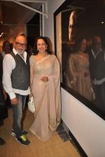 Hema Malini, Pritish Nandy at Sudip Roy_s art exhibition in Jehangir on 14th Nov 2011 (83).JPG