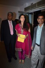 Juhi Chawla at Bharat Tripathi_s art exhibition in Musuem Art Gallery on 14th Nov 2011 (15).JPG