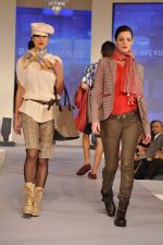 Model walks for Park Avenue new collection launch in Trident, Mumbai on 15th Nov 2011 (19).JPG