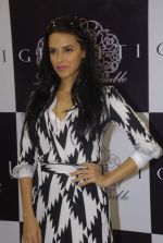 Neha Dhupia at Giantti event in Atria Mall on 15th Nov 2011 (34).JPG