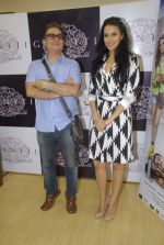 Neha Dhupia, Vinay Pathak at Giantti event in Atria Mall on 15th Nov 2011 (26).JPG