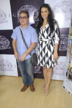 Neha Dhupia, Vinay Pathak at Giantti event in Atria Mall on 15th Nov 2011 (27).JPG