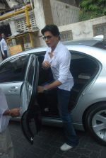 Shahrukh Khan snapped at Bandra, Mumbai on 16th Nov 2011 (1).JPG