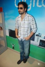 Emraan Hashmi promotes Dirty picture at Reliance Digital in Lokhandwala on 17th Nov 2011 (13).JPG