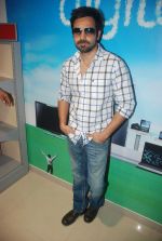 Emraan Hashmi promotes Dirty picture at Reliance Digital in Lokhandwala on 17th Nov 2011 (15).JPG