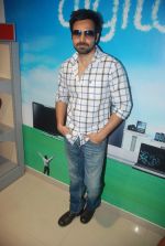 Emraan Hashmi promotes Dirty picture at Reliance Digital in Lokhandwala on 17th Nov 2011 (17).JPG