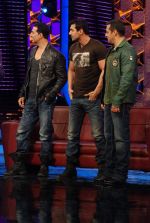 Akshay Kumar, John Abraham, Salman Khan on the sets of Big Boss 5 on 18th Nov 2011 (96).JPG