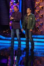 Sanjay Dutt, Salman Khan on the sets of Big Boss 5 on 18th Nov 2011 (27).JPG