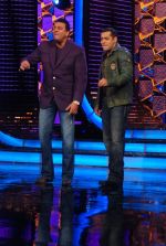 Sanjay Dutt, Salman Khan on the sets of Big Boss 5 on 18th Nov 2011 (32).JPG