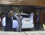 Abhishek Bachchan with Aishwarya leaves for home with her baby in  Jalsa, Pratiksha, Mumbai on 21st Nov 2011 (15).JPG