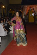 at Designer Aarti Gupta showcases her collection in Wedding Cafe on 23rd Nov 2011 (16).JPG