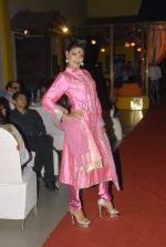 at Designer Aarti Gupta showcases her collection in Wedding Cafe on 23rd Nov 2011 (28).JPG