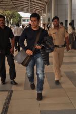 Aamir Khan snapped in Airport, Mumbai on 24th Nov 2011 (6).JPG