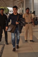 Aamir Khan snapped in Airport, Mumbai on 24th Nov 2011 (7).JPG