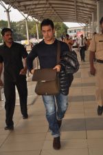 Aamir Khan snapped in Airport, Mumbai on 24th Nov 2011 (8).JPG