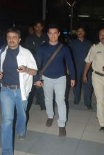 Aamir Khan snapped at the Mumbai airport on 25th Nov 2011 (2).JPG