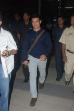 Aamir Khan snapped at the Mumbai airport on 25th Nov 2011 (3).JPG