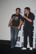 Akshay Kumar, John Abraham at the Desi Boyz promotions in Oberoi Mall on 25th Nov 2011 (45).JPG