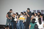 Akshay Kumar, John Abraham at the Desi Boyz promotions in Oberoi Mall on 25th Nov 2011 (49).JPG