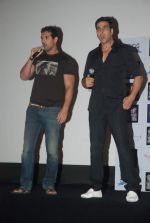 Akshay Kumar, John Abraham at the Desi Boyz promotions in Oberoi Mall on 25th Nov 2011 (40).JPG
