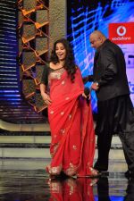 Vidya Balan, Sanjay Dutt at The Dirty Picture promotion on the sets of Big Boss 5 in Lonavala on 26th Nov 2011 (43).JPG