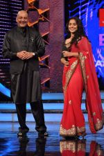 Vidya Balan, Sanjay Dutt at The Dirty Picture promotion on the sets of Big Boss 5 in Lonavala on 26th Nov 2011 (50).JPG