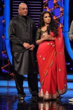 Vidya Balan, Sanjay Dutt at The Dirty Picture promotion on the sets of Big Boss 5 in Lonavala on 26th Nov 2011 (74).JPG