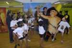 Shiamak Dawar promotes Puss in Boots at Mahalaxmi on 29th Nov 2011 (7).jpg