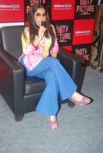 Vidya Balan promotes Dirty Picture at Reliance Digital in Andheri, Mumbai on 30th Nov 2011 (73).JPG