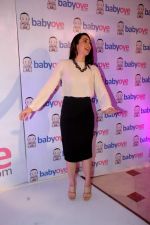 Karisma Kapur at babyoye.com launch in Taj Land_s End, Mumbai on 7th Dec 2011 (21).JPG