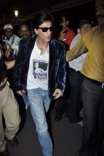 Shahrukh Shah leave for Dubai to promote Don 2 in International Airport, Mumbai on 7th Dec 2011 (23).JPG