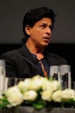 Shahrukh Khan at Don 2 premiere at Dubai Film Festival on 8th Dec 2011 (35).JPG