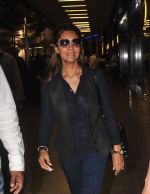 Gauri Khan snapped at the Airport in Mumbai on 9th Dec 2011 (4).JPG