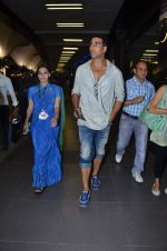 Akshay Kumar snapped at International airport in a cool casual look on 10th Dec 2011 (14).JPG