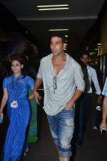 Akshay Kumar snapped at International airport in a cool casual look on 10th Dec 2011 (5).JPG