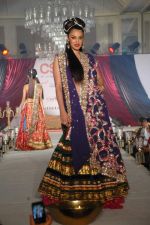 Model walk the ramp for Nisha Sagar_s bridal show in Trident on 10th Dec 2011 (15).JPG