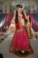 Model walk the ramp for Nisha Sagar_s bridal show in Trident on 10th Dec 2011 (18).JPG