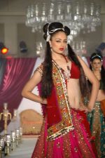Model walk the ramp for Nisha Sagar_s bridal show in Trident on 10th Dec 2011 (19).JPG