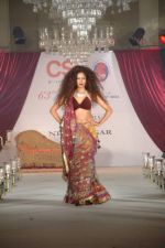 Model walk the ramp for Nisha Sagar_s bridal show in Trident on 10th Dec 2011 (2).JPG