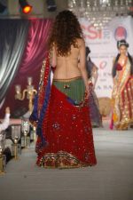 Model walk the ramp for Nisha Sagar_s bridal show in Trident on 10th Dec 2011 (25).JPG