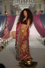 Model walk the ramp for Nisha Sagar_s bridal show in Trident on 10th Dec 2011 (3).JPG