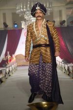 Model walk the ramp for Nisha Sagar_s bridal show in Trident on 10th Dec 2011 (34).JPG