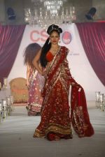 Model walk the ramp for Nisha Sagar_s bridal show in Trident on 10th Dec 2011 (5).JPG