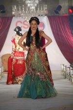 Model walk the ramp for Nisha Sagar_s bridal show in Trident on 10th Dec 2011 (8).JPG
