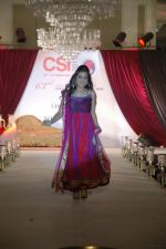 Neha Marda walk the ramp for Nisha Sagar_s bridal show in Trident on 10th Dec 2011 (2).JPG