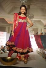 Smiley Suri walk the ramp for Nisha Sagar_s bridal show in Trident on 10th Dec 2011 (15).JPG