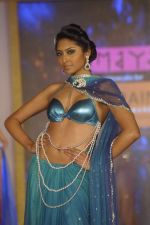 Model walk the ramp for Kimaya fashion show at Trrain Retail Awards in Taj Land_s End on 12th Dec 2011 (21).JPG