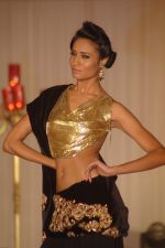 Model walk the ramp for Kimaya fashion show at Trrain Retail Awards in Taj Land_s End on 12th Dec 2011 (42).JPG