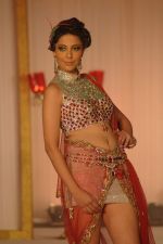 Model walk the ramp for Kimaya fashion show at Trrain Retail Awards in Taj Land_s End on 12th Dec 2011 (58).JPG